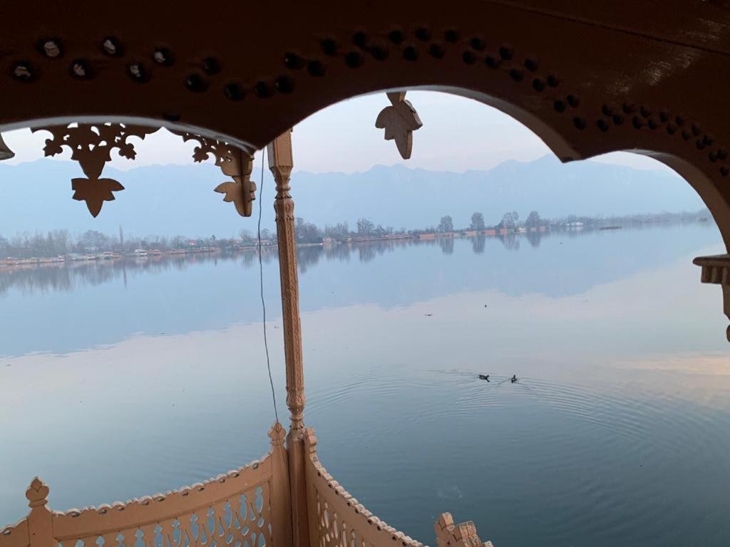 Yadgaar Houseboats Srīnagar Exterior foto