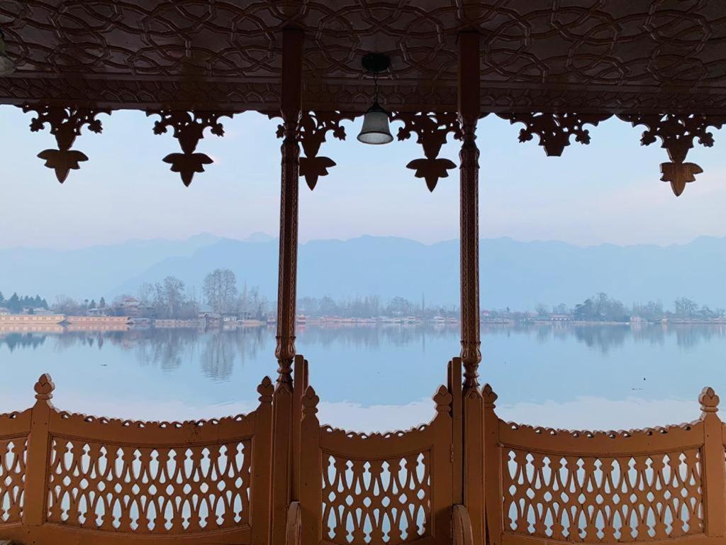 Yadgaar Houseboats Srīnagar Exterior foto