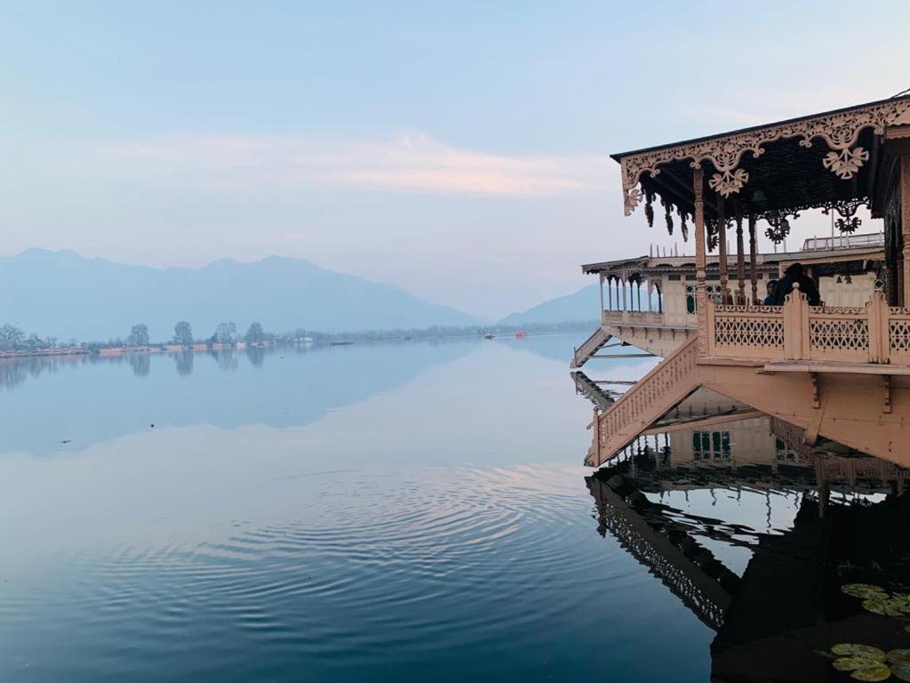 Yadgaar Houseboats Srīnagar Exterior foto