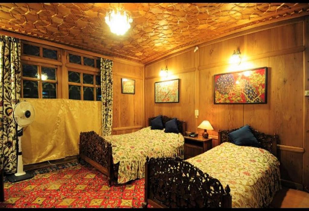 Yadgaar Houseboats Srīnagar Exterior foto